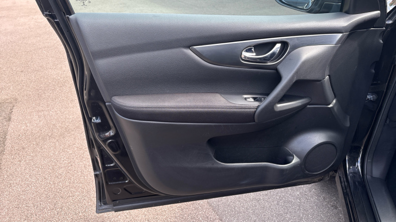 Nissan Qashqai 1.2 DiG-T N-Connecta 5dr Petrol Hatchback